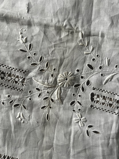 白刺繍の端布(ダメージ)