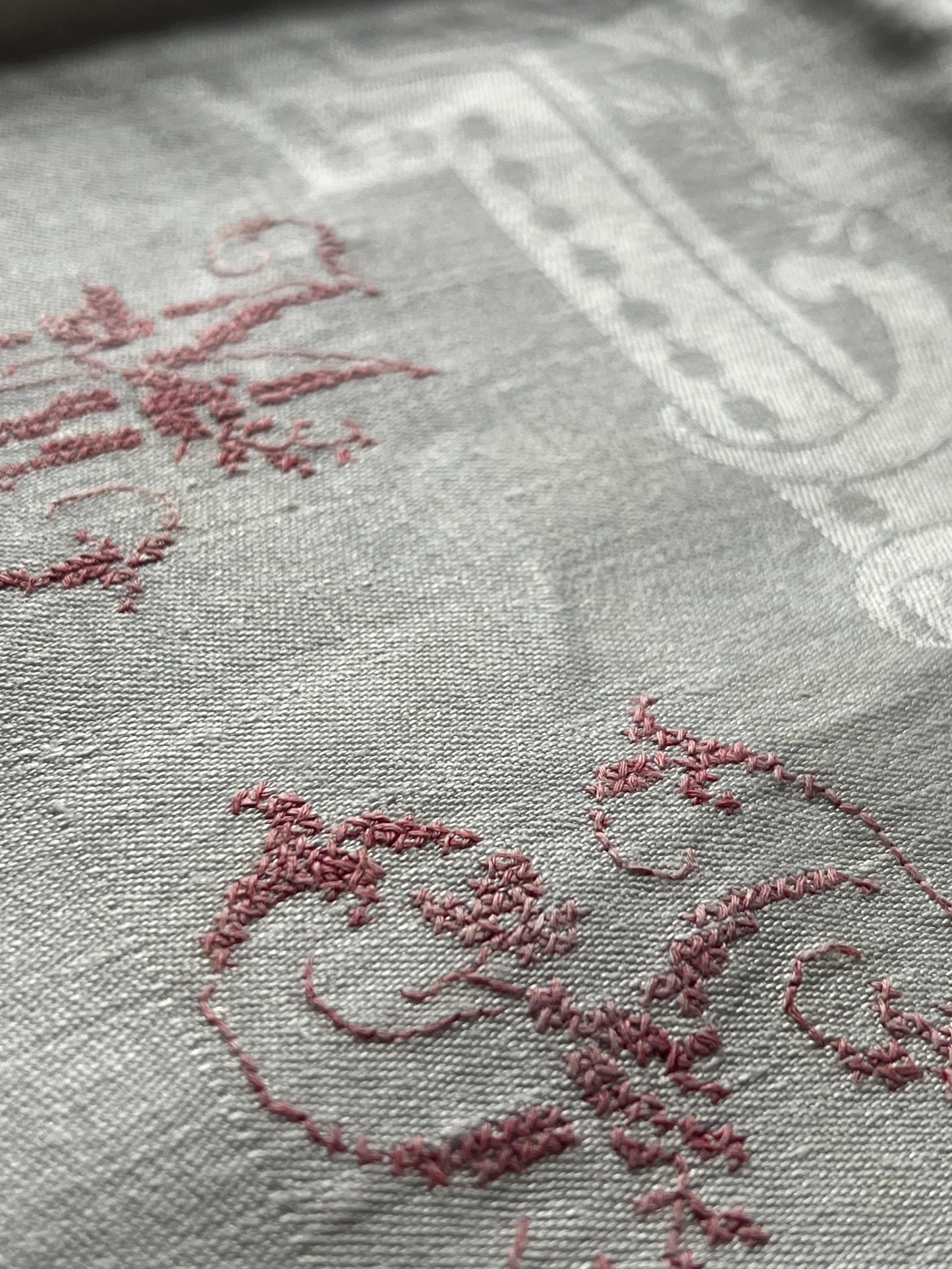 赤糸モノグラム刺繍リネンクロス