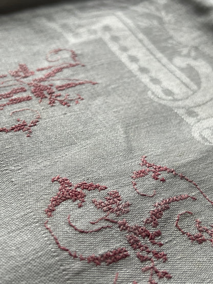 赤糸モノグラム刺繍リネンクロス