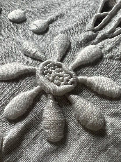 ★刺繍とレースの棚飾り