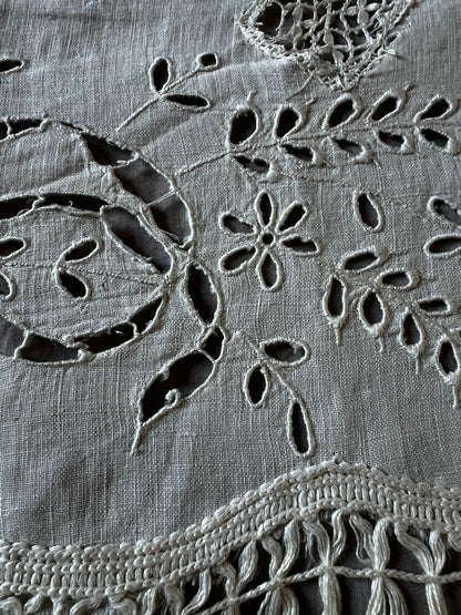 カットワーク刺繍の棚飾り