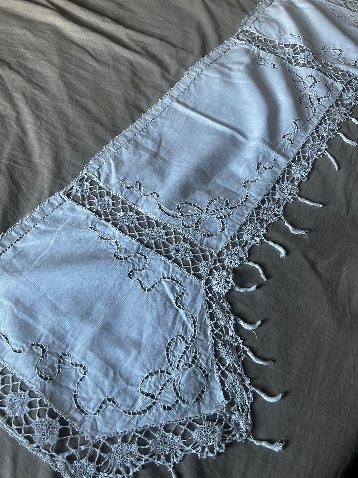 刺繍とレースの棚飾り