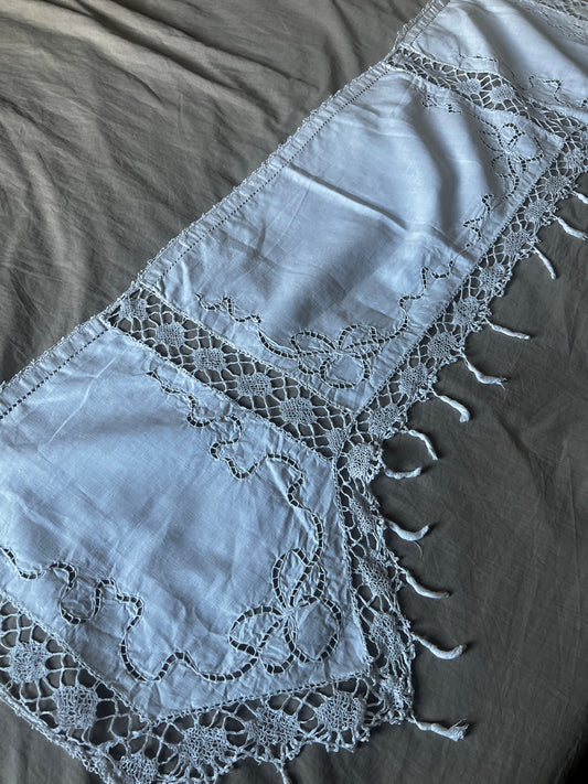 刺繍とレースの棚飾り