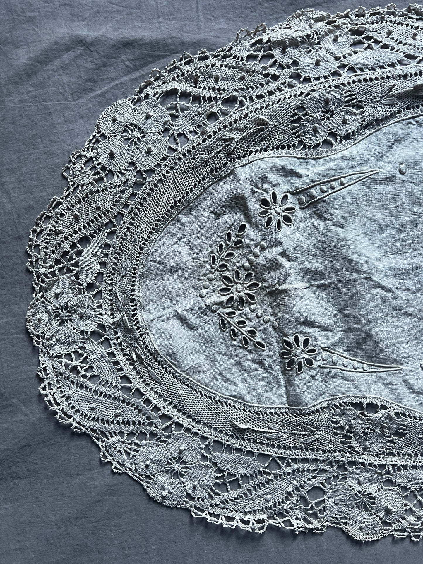 レースと刺繍の楕円形クロス