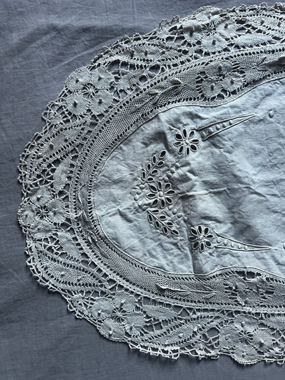 レースと刺繍の楕円形クロス