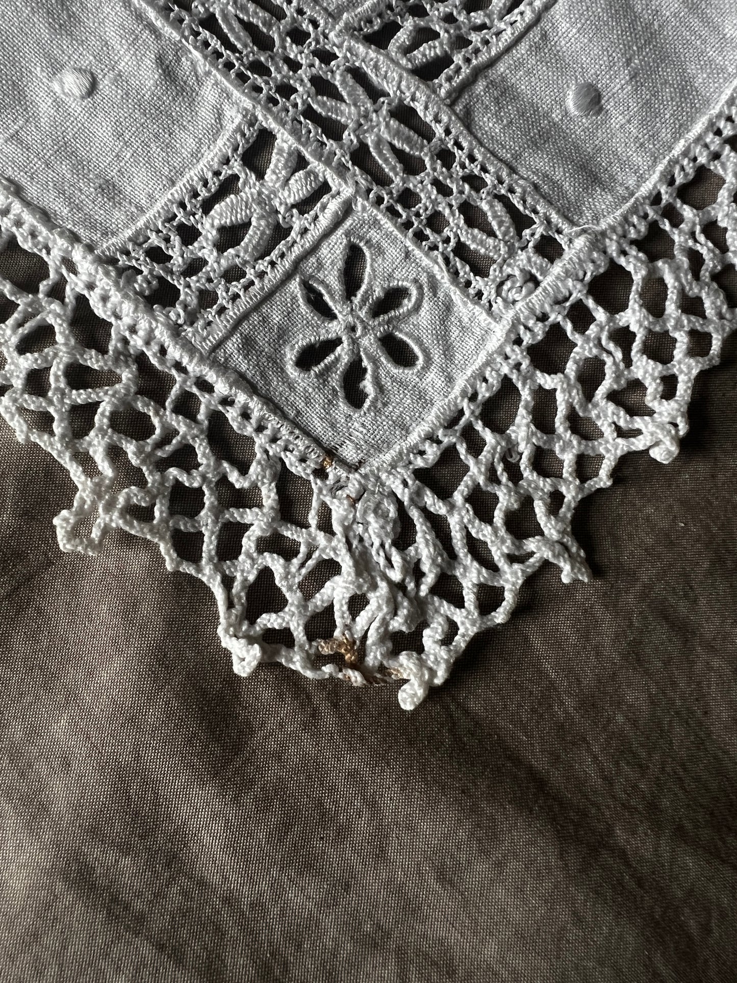 レースと刺繍の長方形クロス