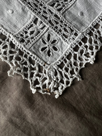 レースと刺繍の長方形クロス