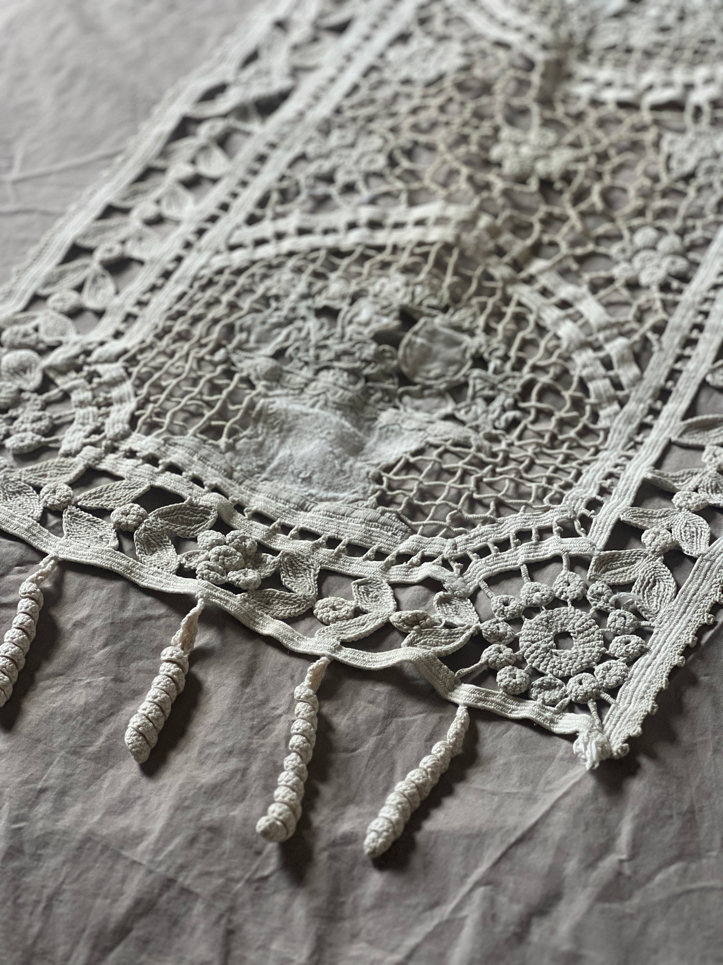 レースと刺繍の飾り布