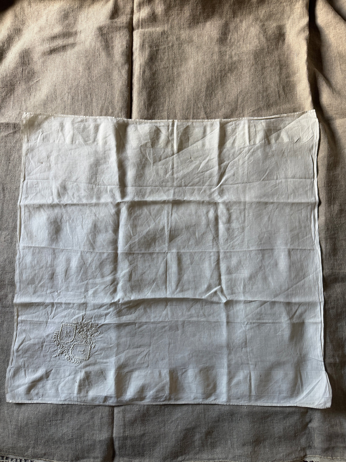 モノグラム刺繍ハンカチ