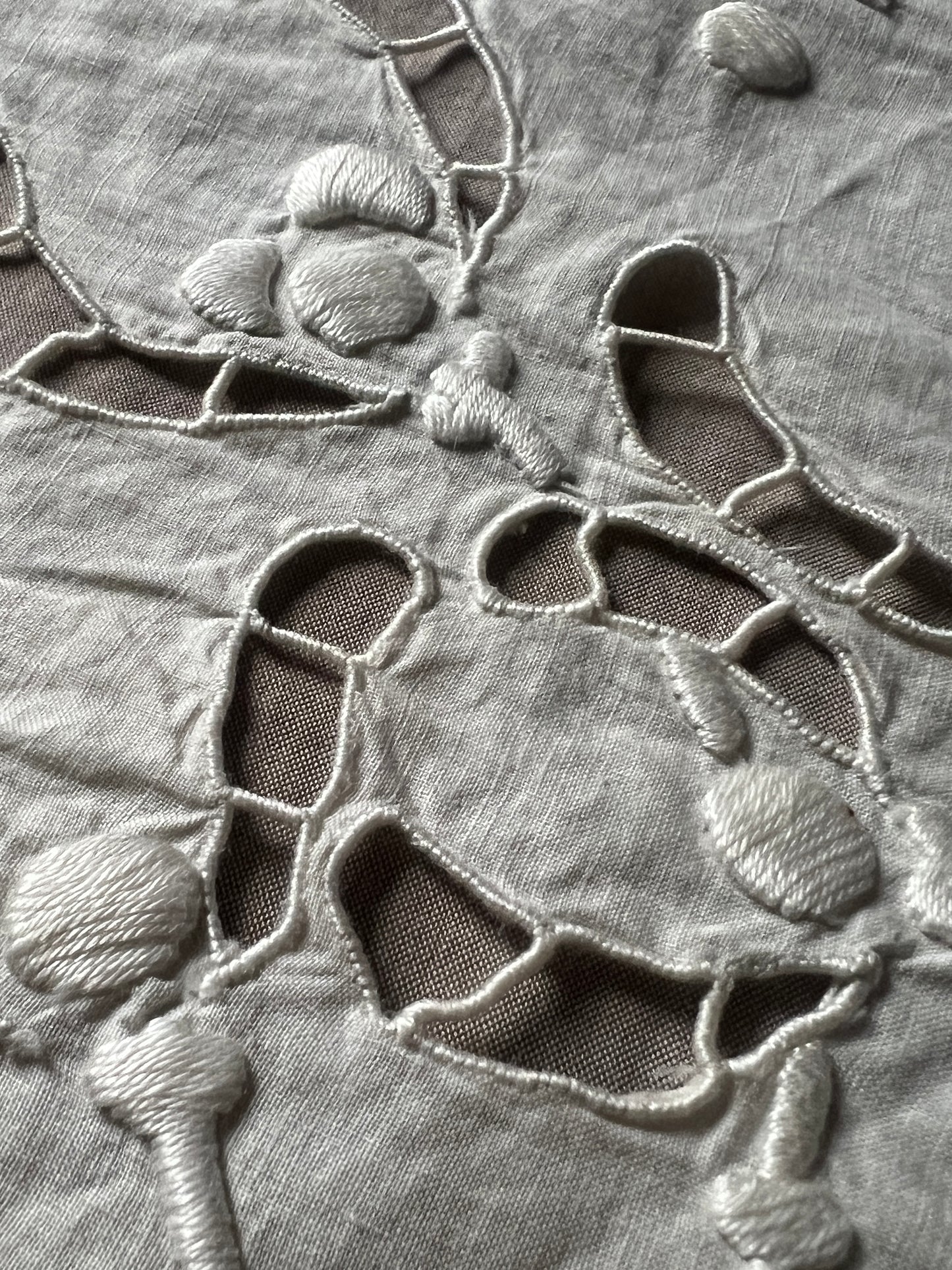 刺繍とレースの楕円クロス