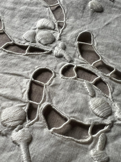 刺繍とレースの楕円クロス