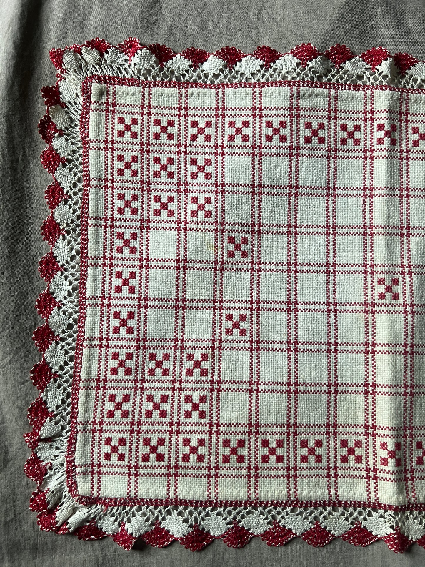 赤糸刺繍クロス