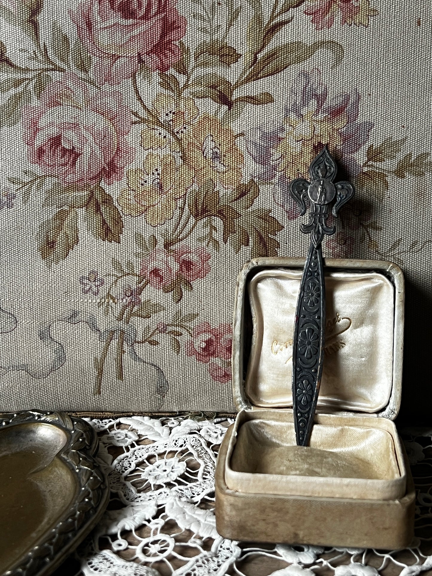 百合紋章型メダイ付きパーツ