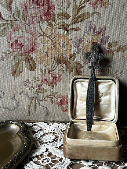 百合紋章型メダイ付きパーツ