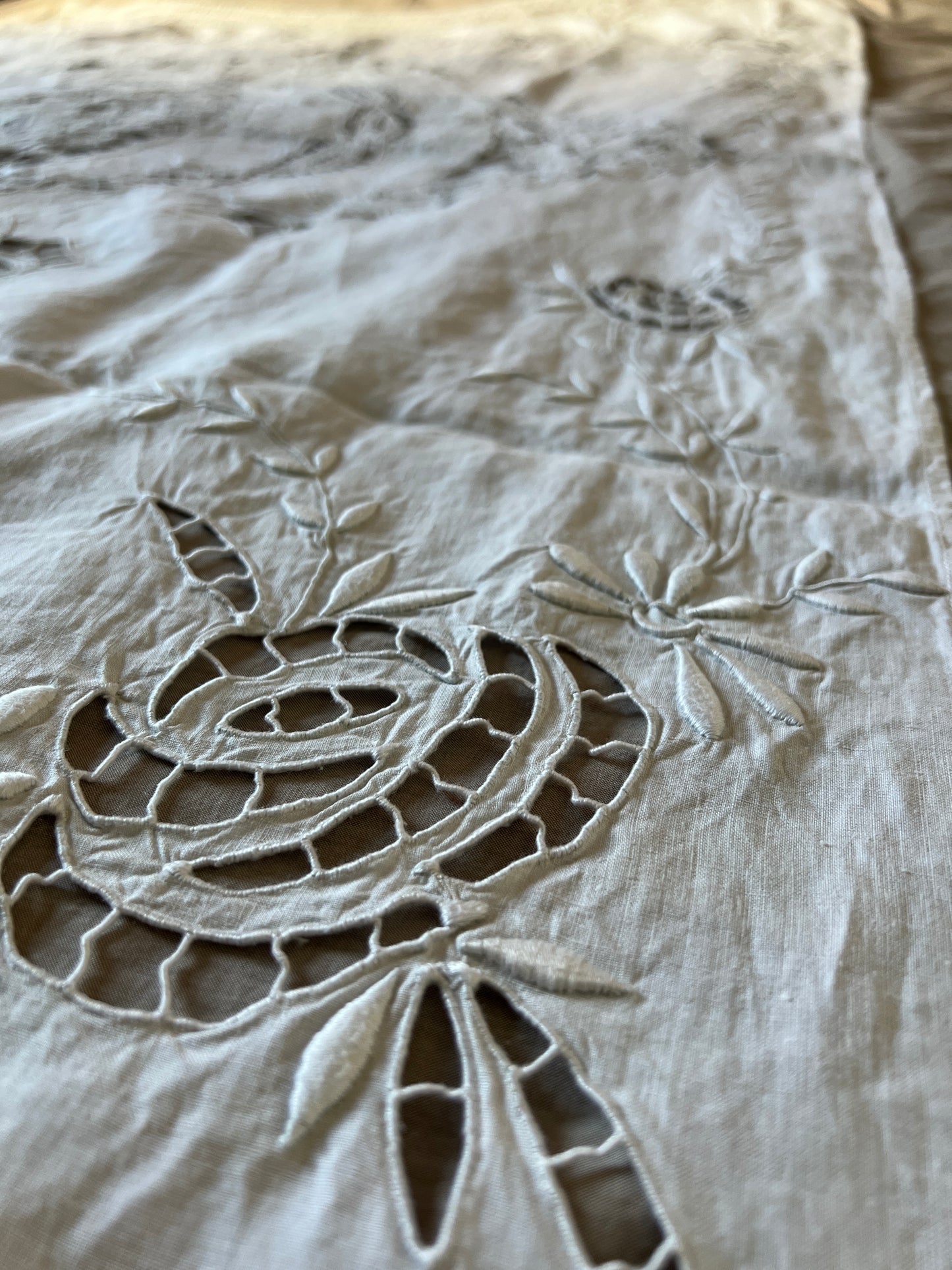 レースと刺繍のクロス