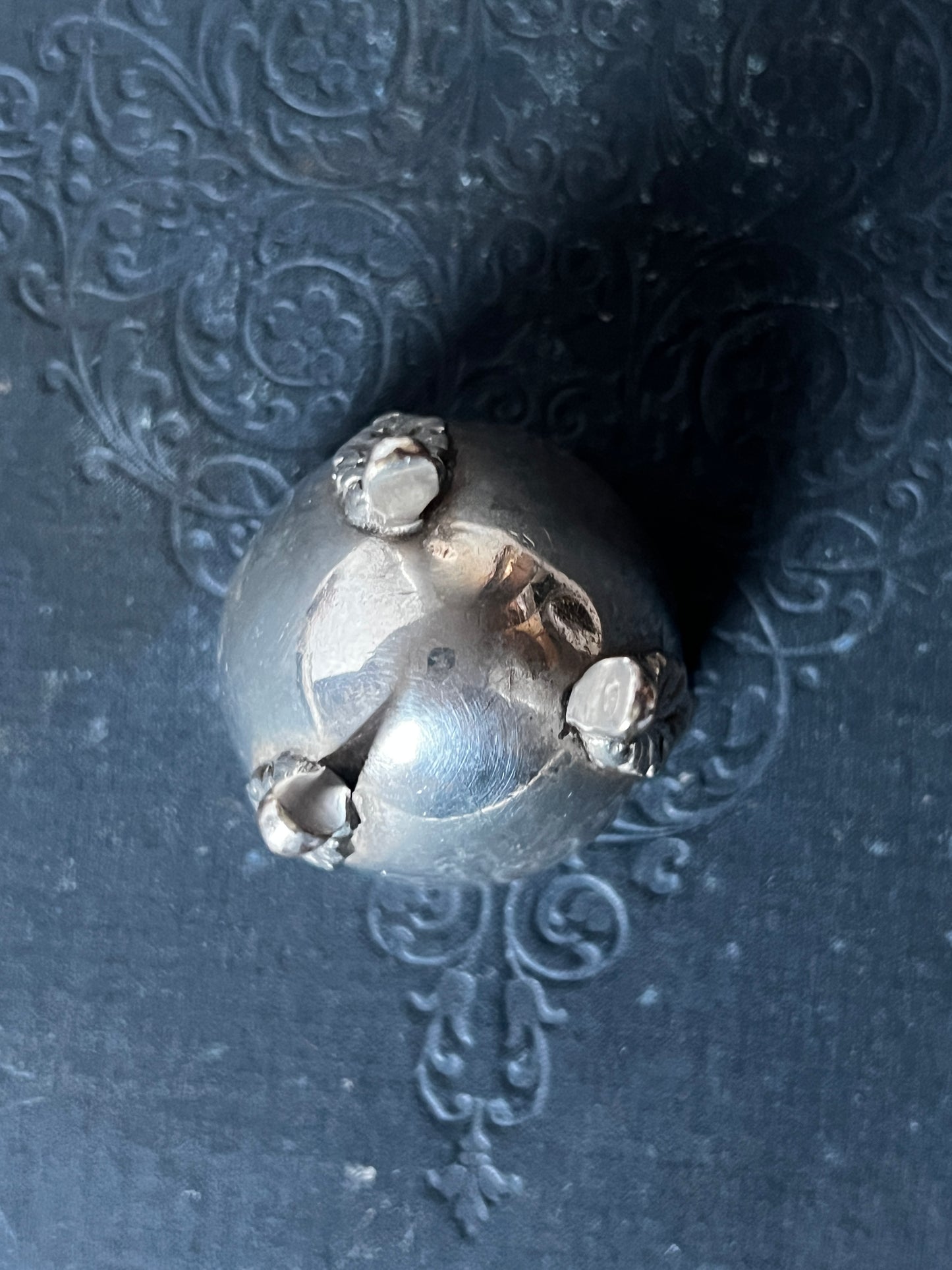 獣脚銀エッグスタンド