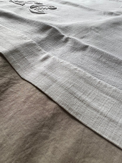 モノグラム刺繍リネン端布