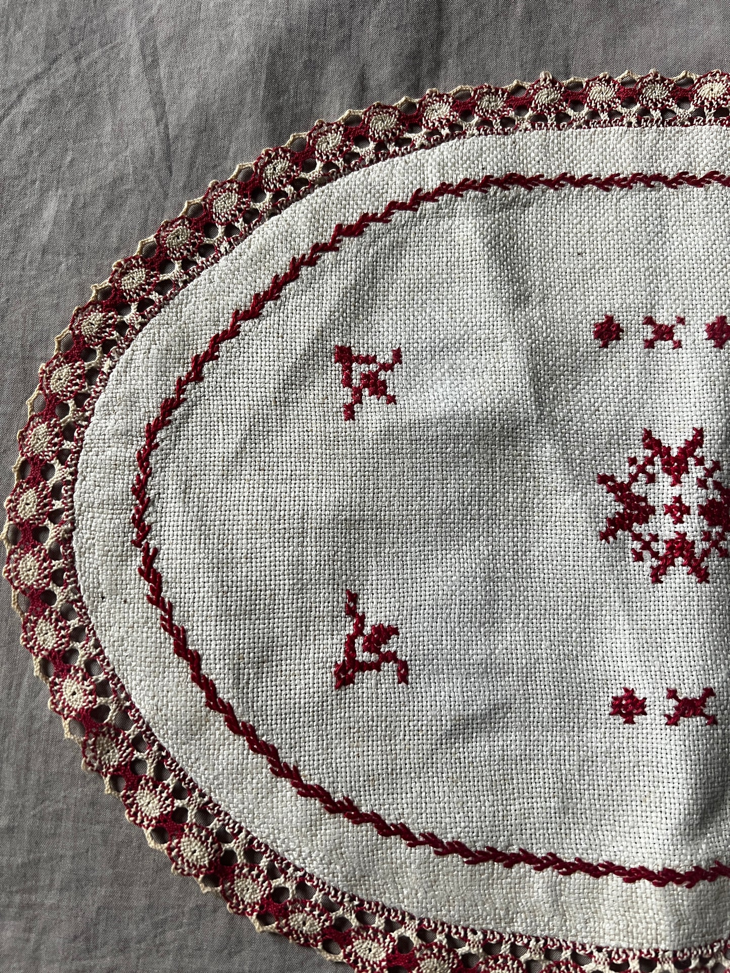 赤糸刺繍楕円形クロス