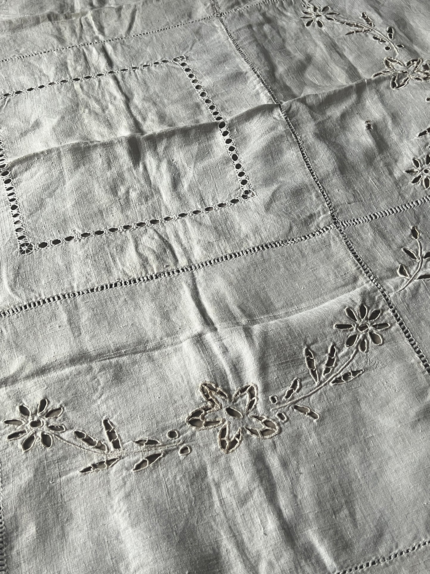 カットワーク刺繍リネンクロス(ダメージ)