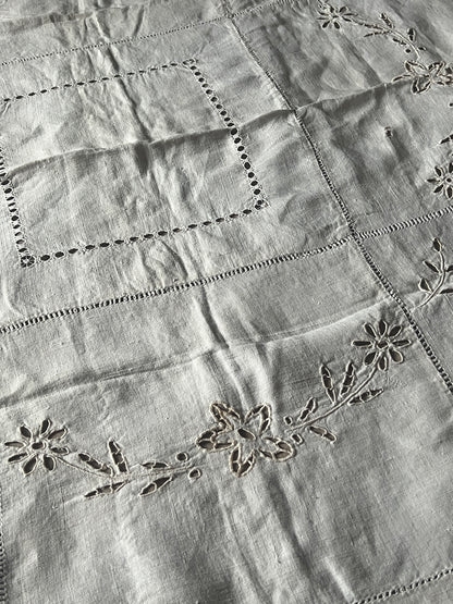 カットワーク刺繍リネンクロス(ダメージ)