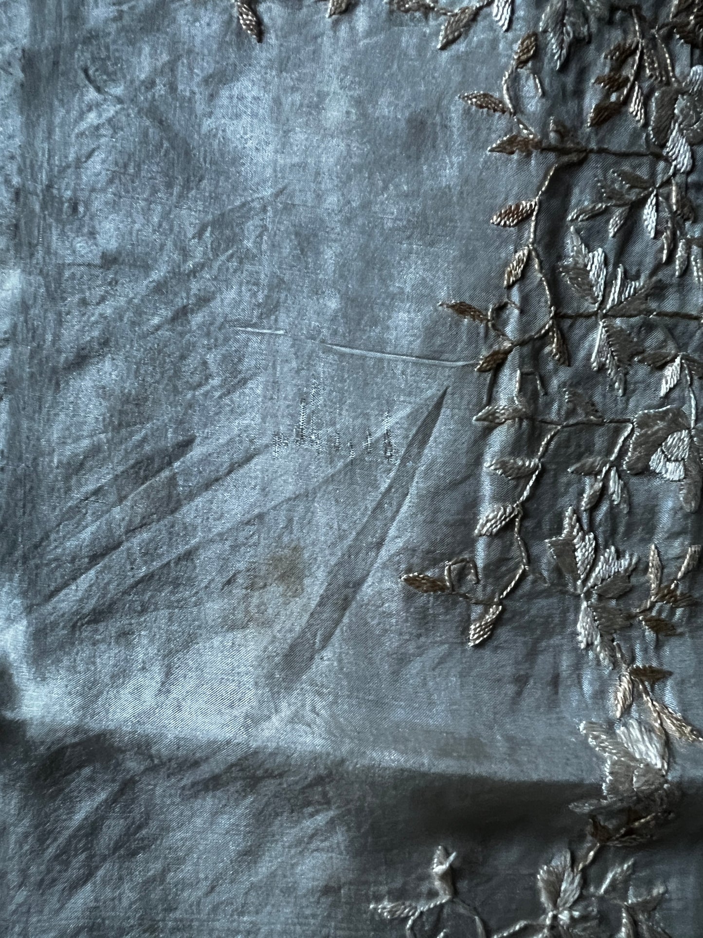 シルクサテンの刺繍ハンカチ