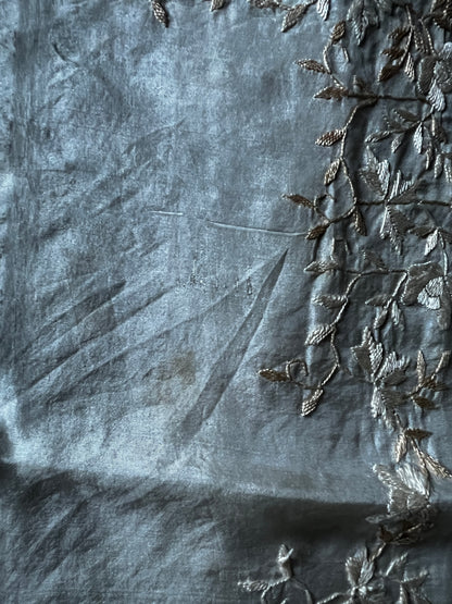 シルクサテンの刺繍ハンカチ