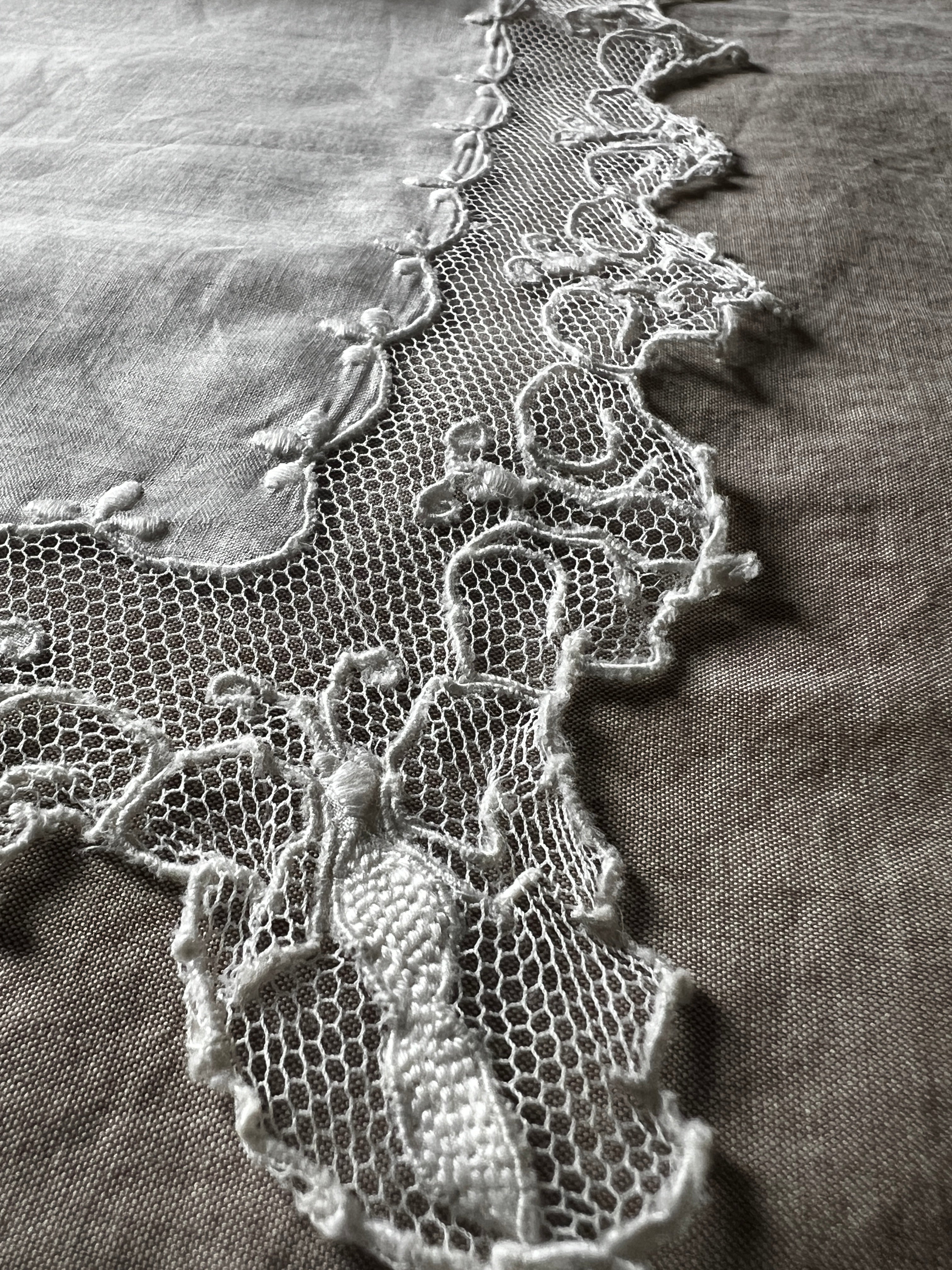 レースと刺繍のハンカチ – France Antique 銀色アンティーク