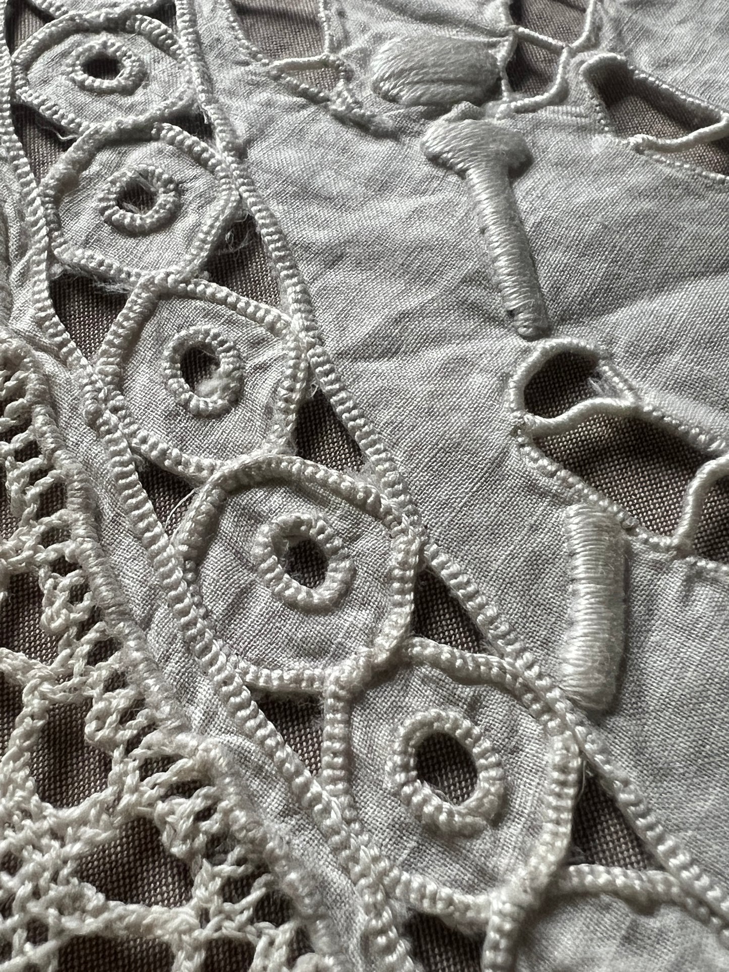 刺繍とレースの楕円クロス