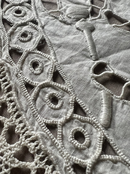 刺繍とレースの楕円クロス