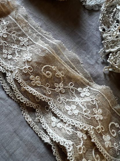 古い糸木箱とアンティークレースセット