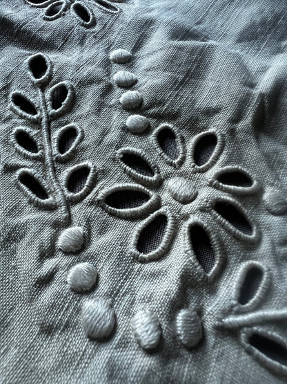 レースと刺繍の楕円形クロス