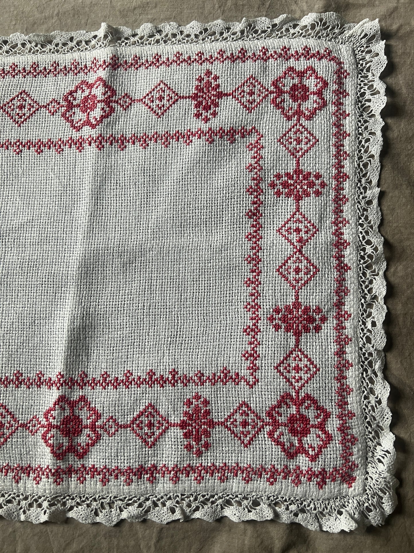 赤糸刺繍のクロス
