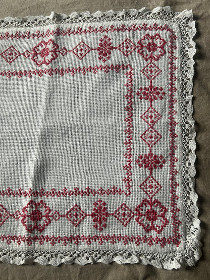 赤糸刺繍のクロス