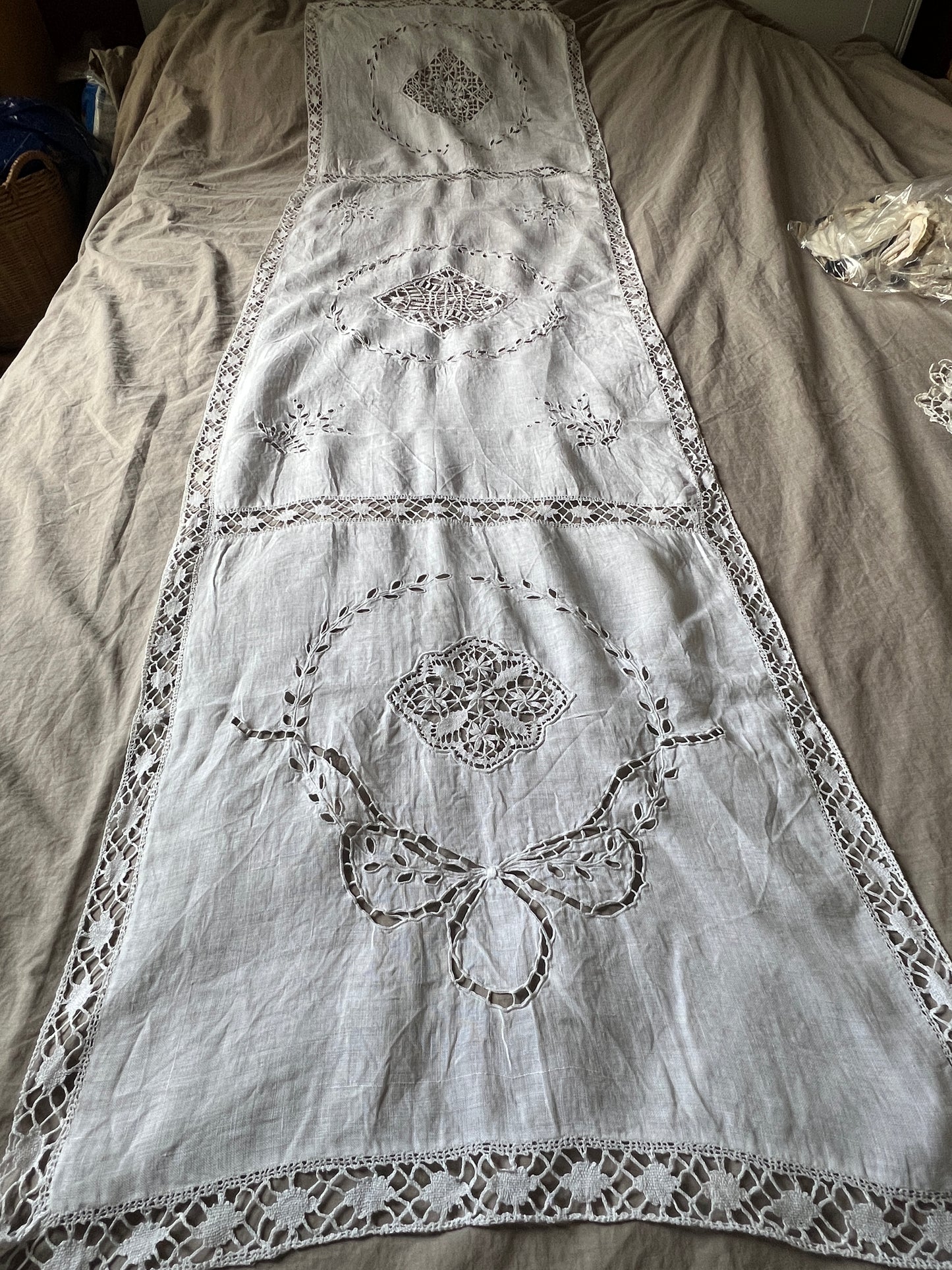 レースと刺繍のクロス
