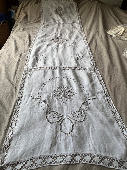 レースと刺繍のクロス
