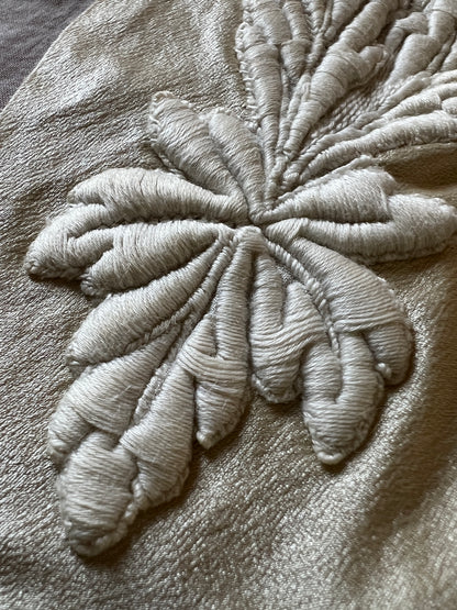 刺繍の胸元飾り端布