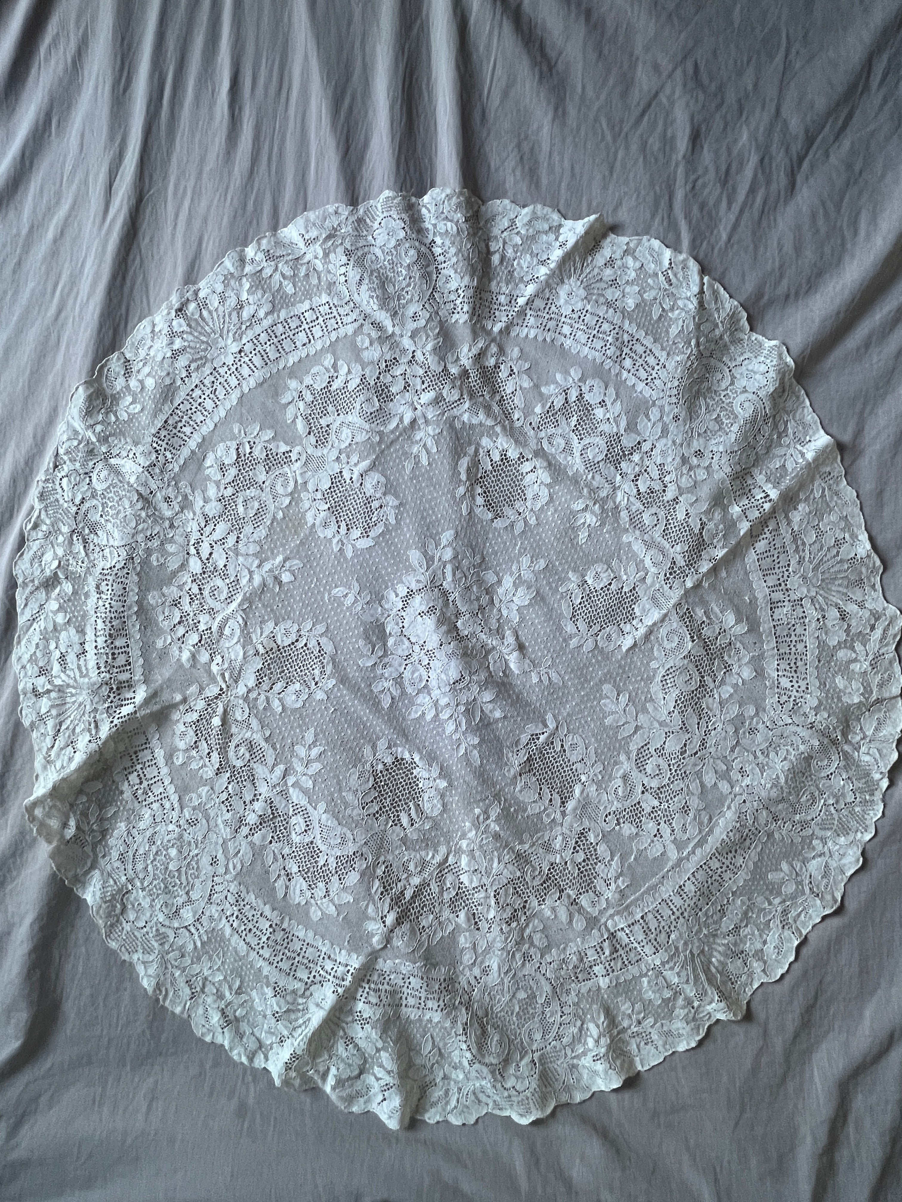 アンティークレース円形クロス – France Antique 銀色アンティーク