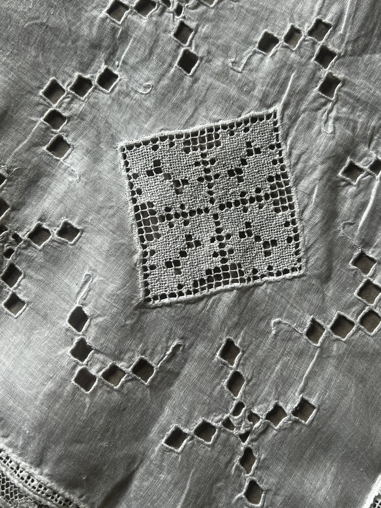 レースと刺繍の長方形クロス