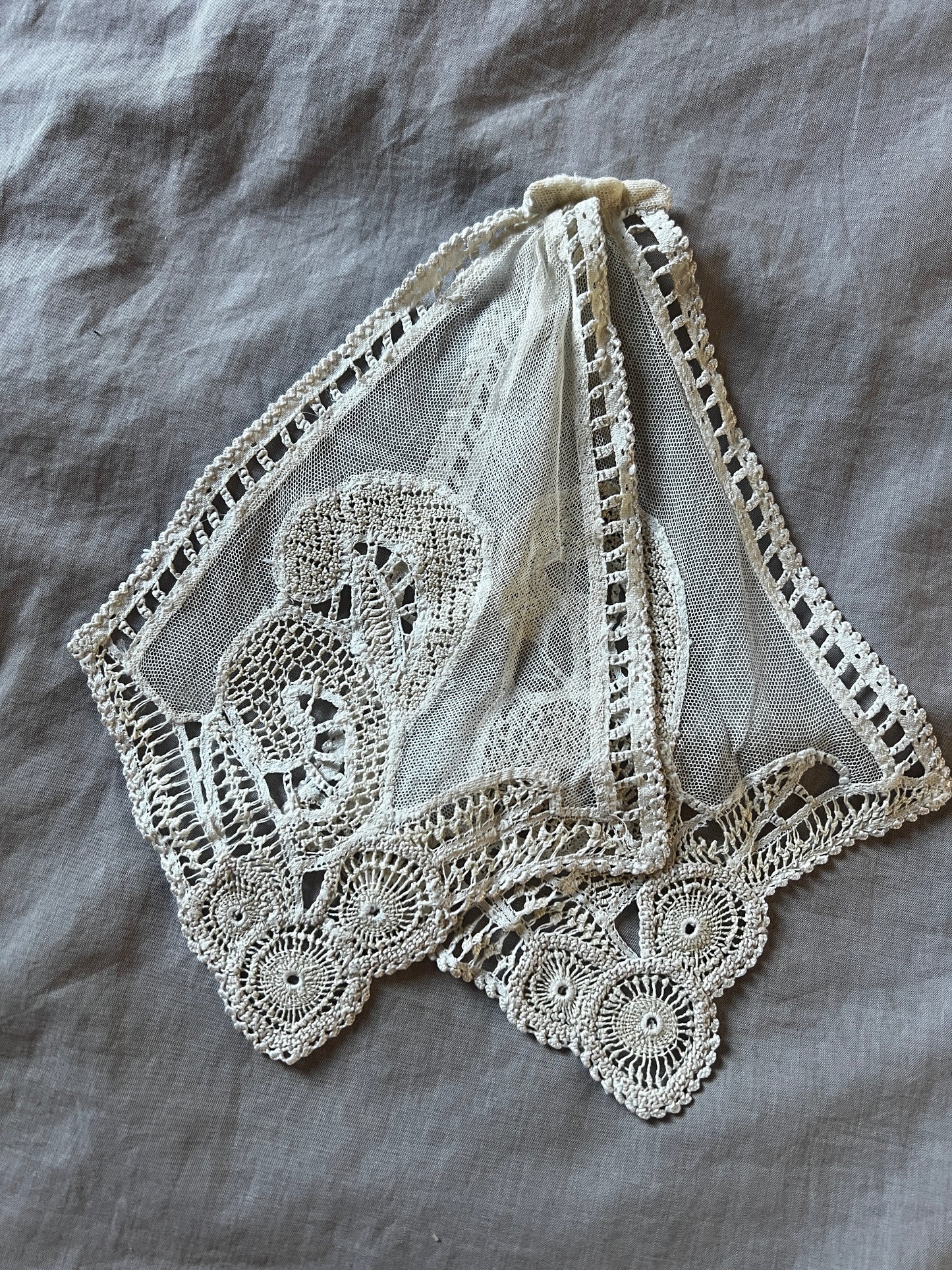 ★アンティークレースの胸元飾り