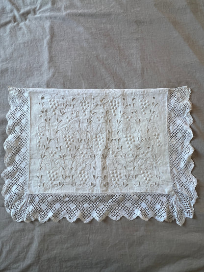 白刺繍のランジェリーサック