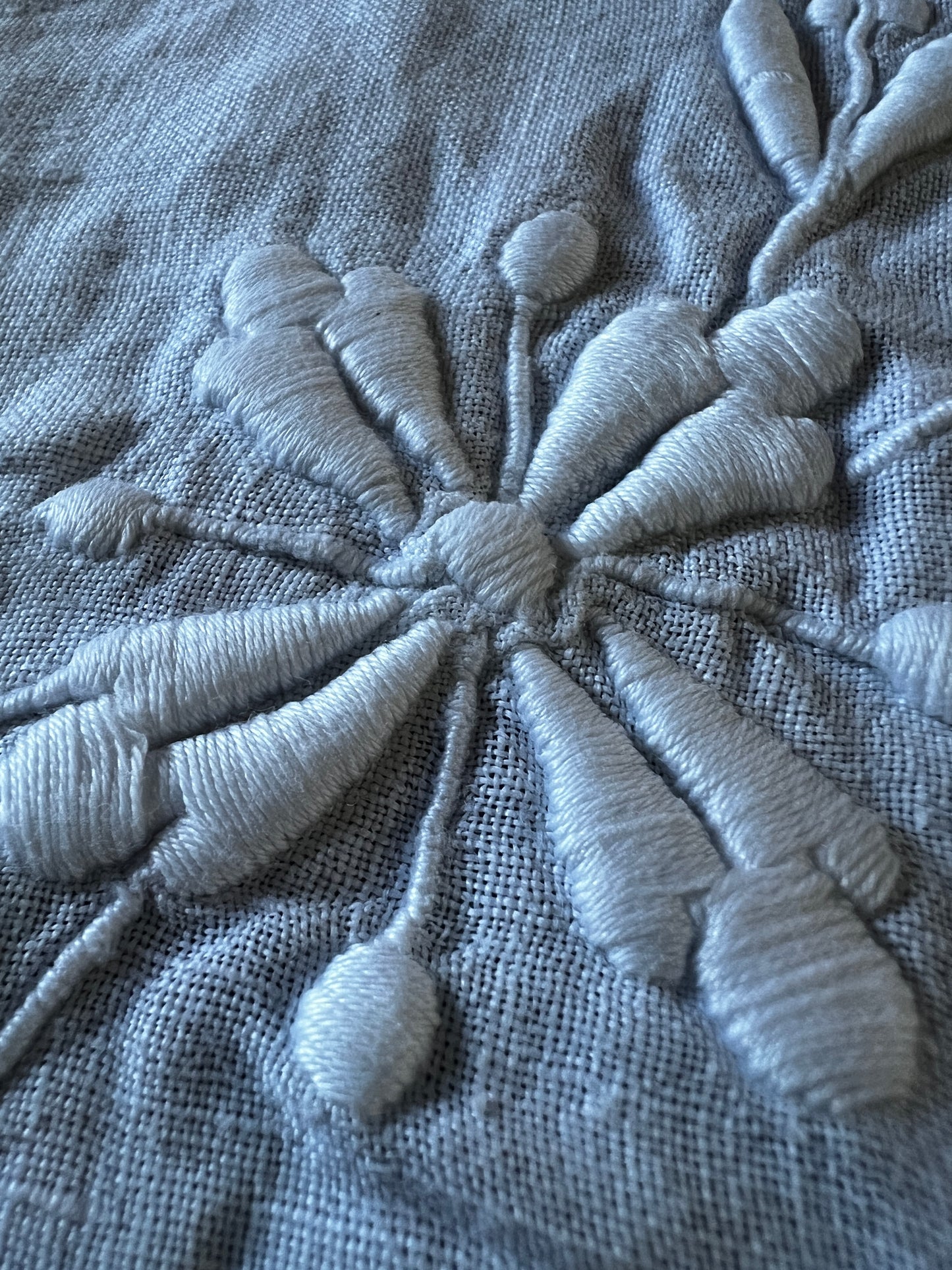 カットワークク刺繍大判クロス