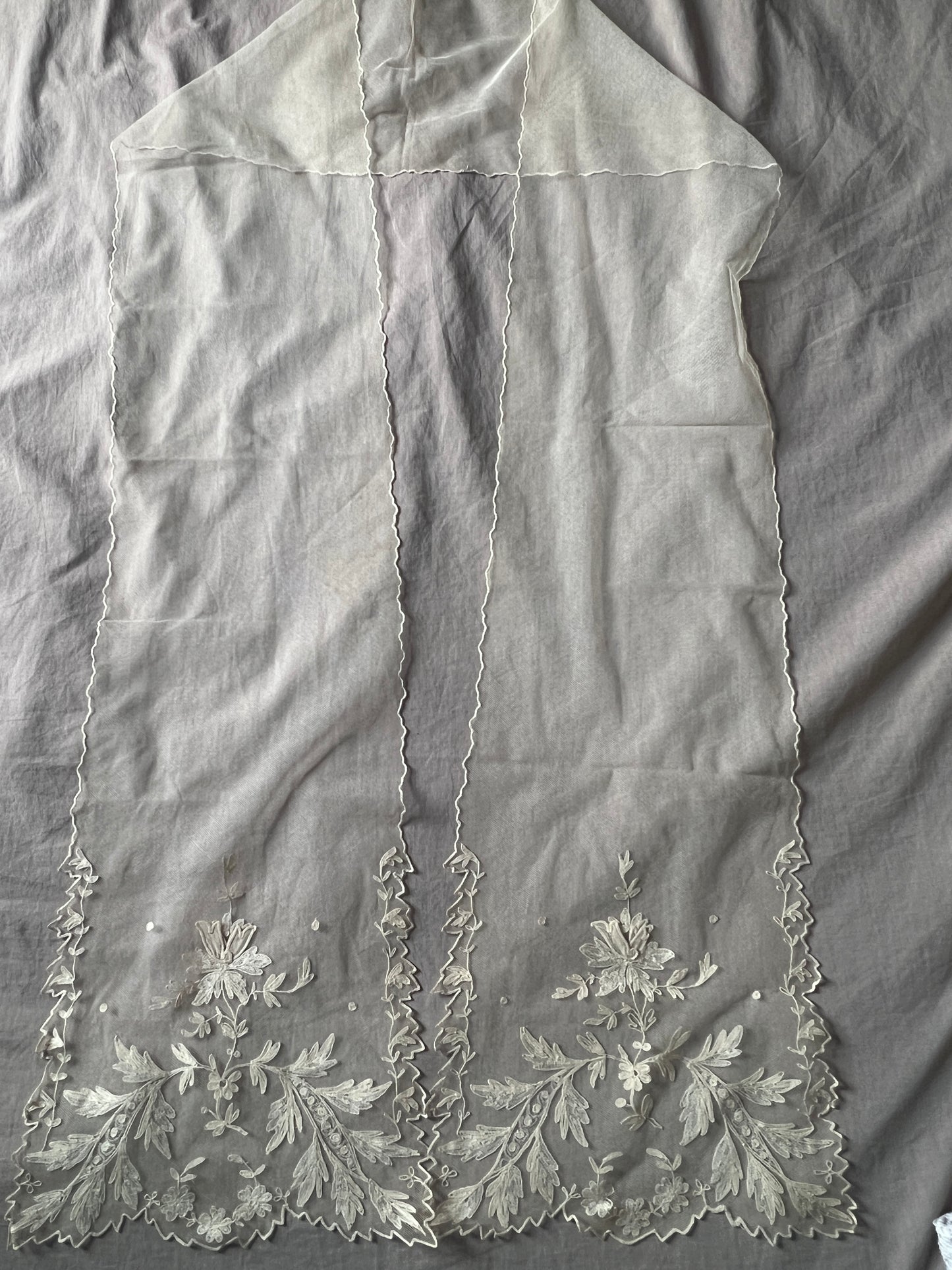 チュール刺繍レースのラペット