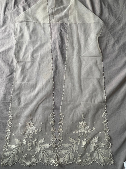 チュール刺繍レースのラペット