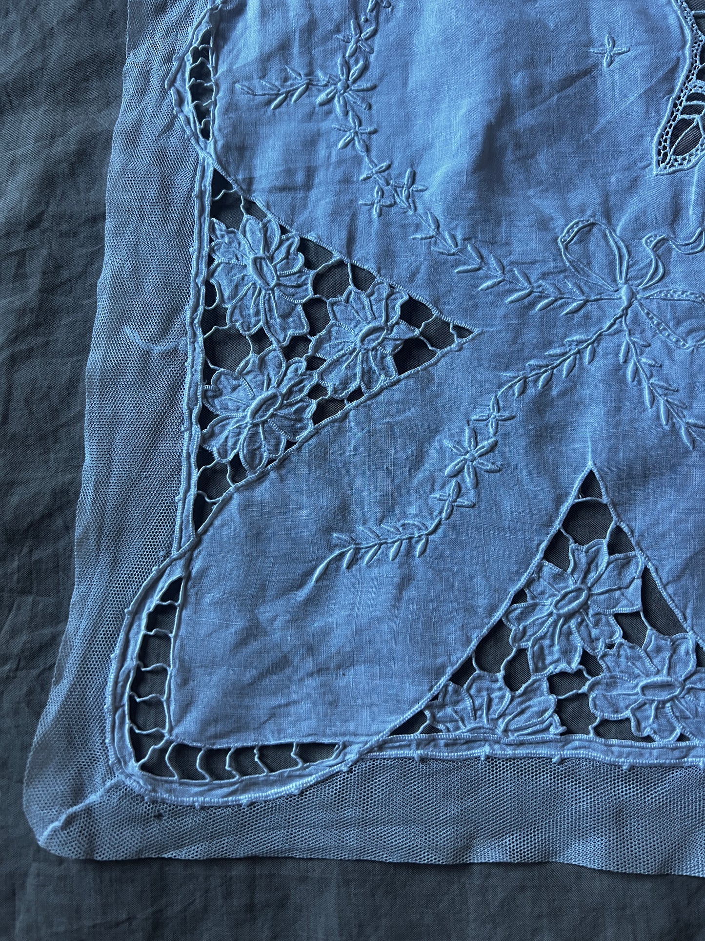 レースと刺繍のクロス