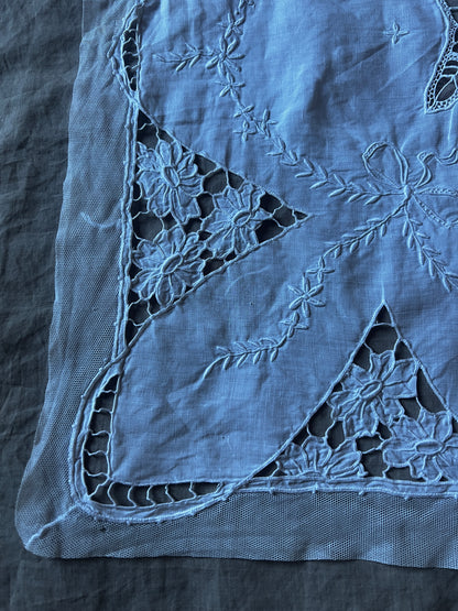 レースと刺繍のクロス