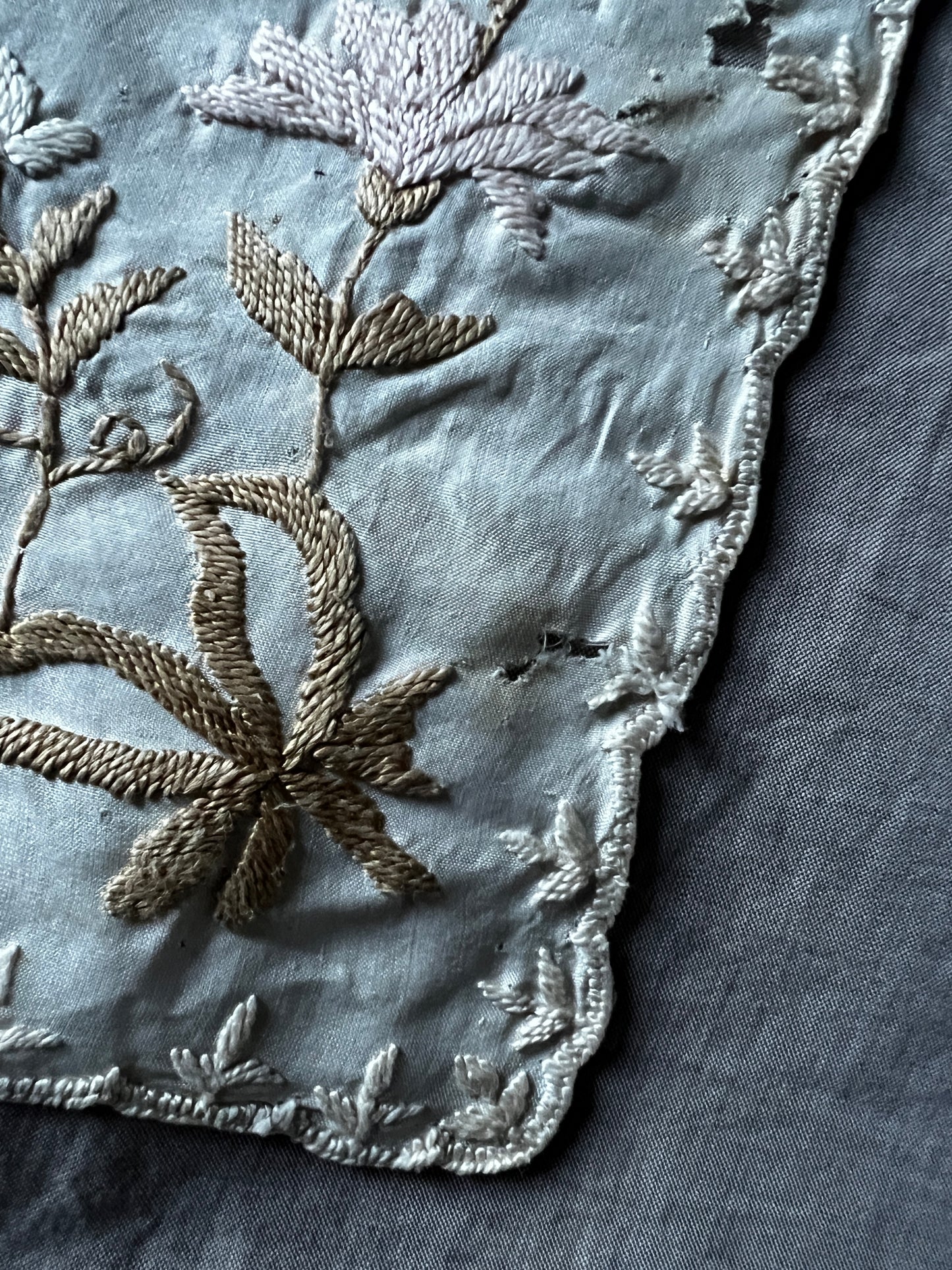 シルクサテンの刺繍ハンカチ