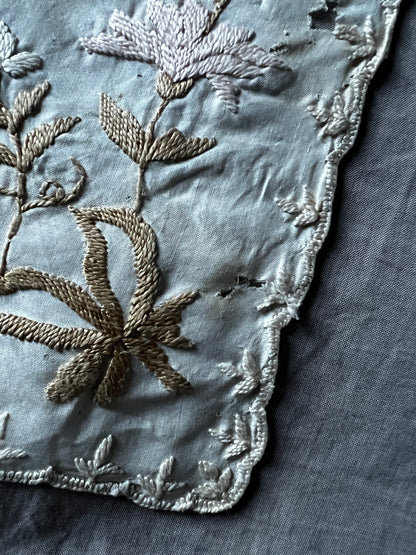 シルクサテンの刺繍ハンカチ