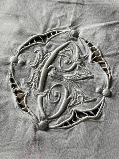 モノグラム刺繍ベッドリネン端布