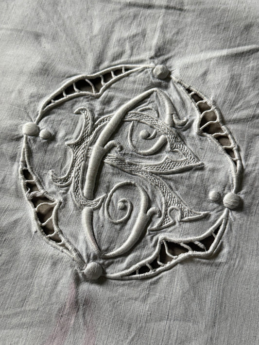 モノグラム刺繍ベッドリネン端布