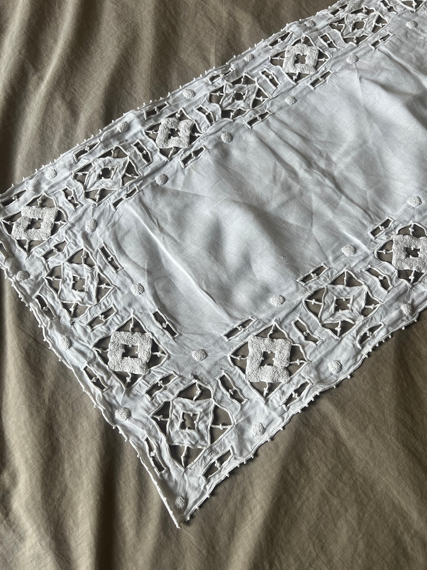 カットワーク刺繍リネンクロス